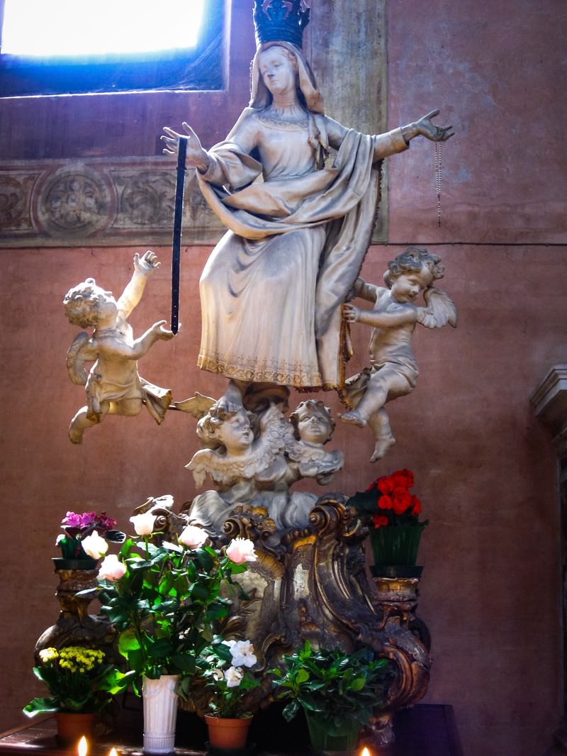 女神像と天使像に備えられた花の写真を無料ダウンロード フリー素材 ぱくたそ