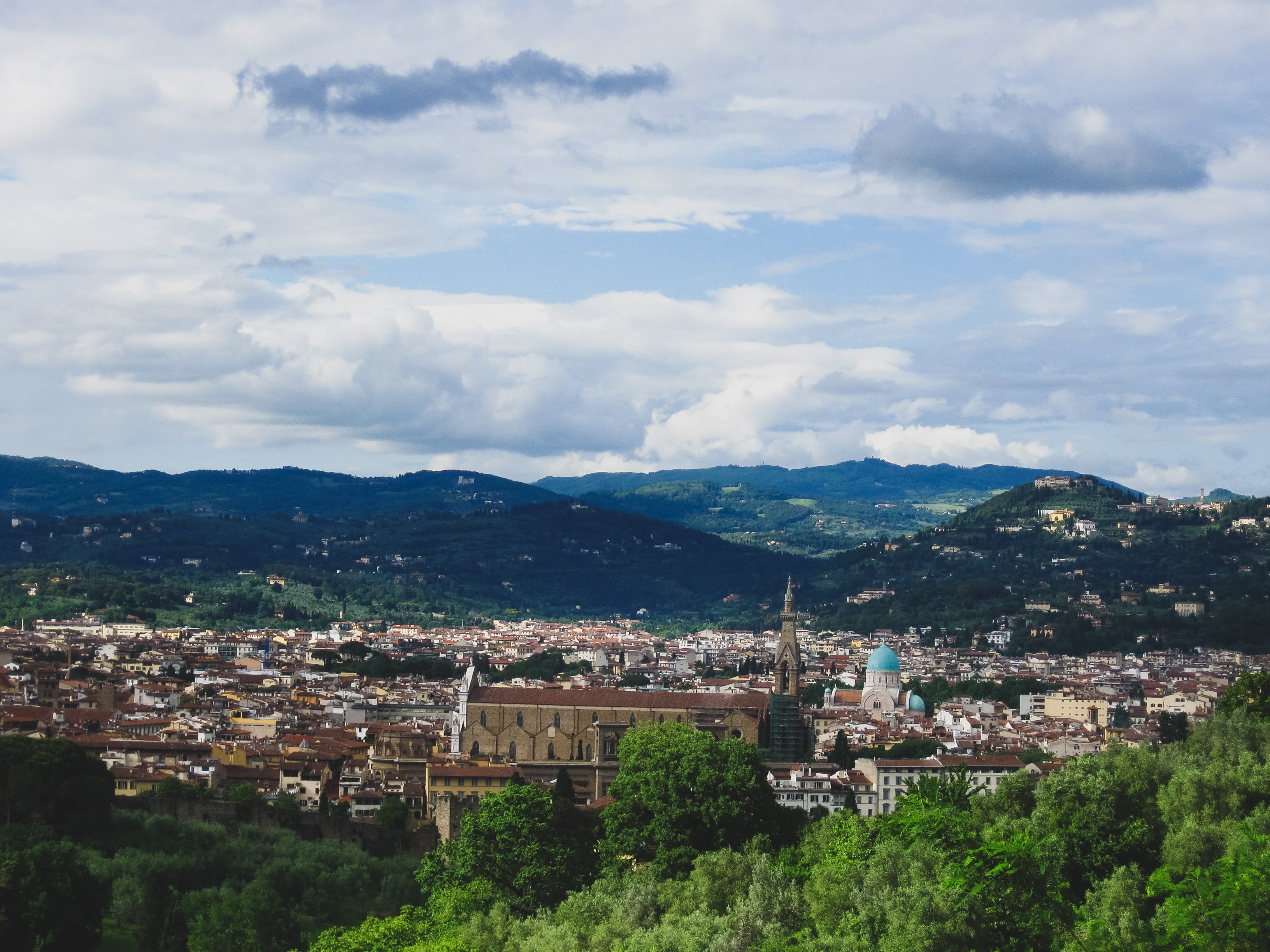 フィレンツェの街並みと山 イタリア の写真素材 ぱくたそ