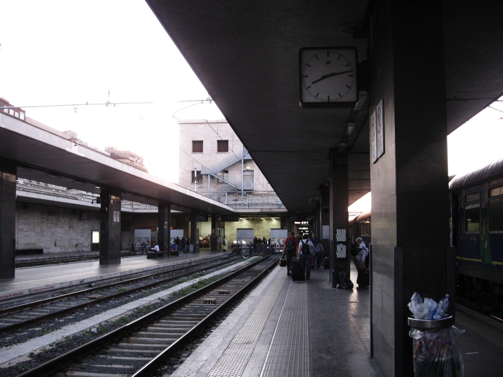 フィレンツェのサンタ マリア ノヴェッラ駅のホーム イタリア の写真 画像 を無料ダウンロード フリー素材のぱくたそ