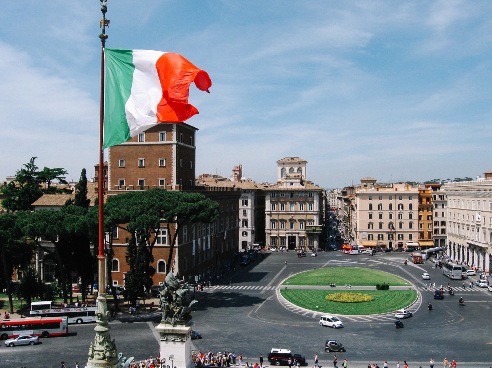ローマの街並みと国旗 イタリア の写真 画像 フリー素材 ぱくたそ