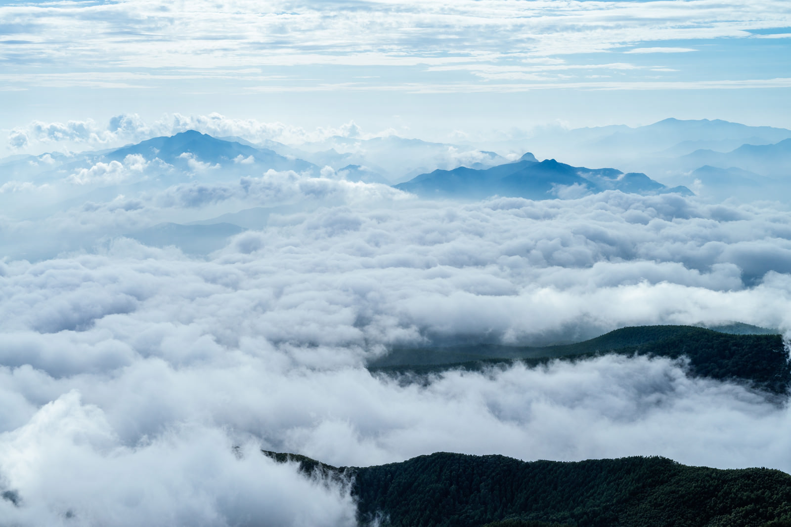 雲海の中に浮かぶ山々 にゅう の写真 画像 フリー素材 ぱくたそ