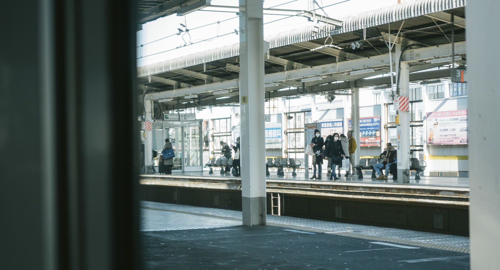 車窓から駅のホームの写真 画像 を無料ダウンロード フリー素材のぱくたそ