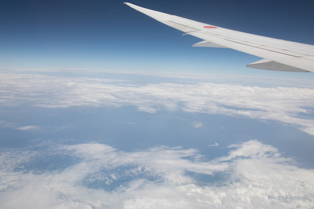 旅客機の翼と上空から見える景色の写真を無料ダウンロード フリー素材 ぱくたそ