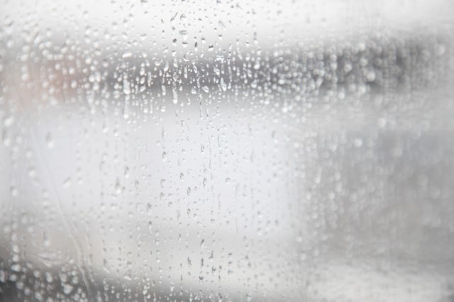 雨の日の窓の写真 画像 を無料ダウンロード フリー素材のぱくたそ
