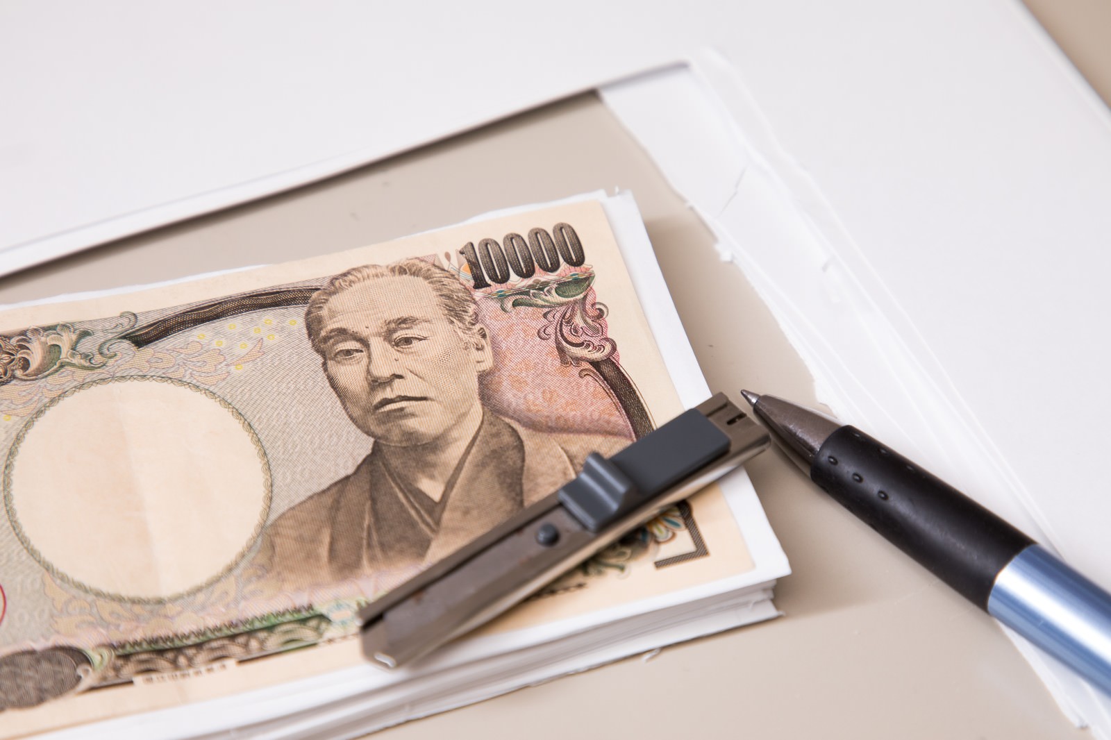 紙幣 一万円 と同じ大きさにカットできました の写真を無料ダウンロード フリー素材 ぱくたそ