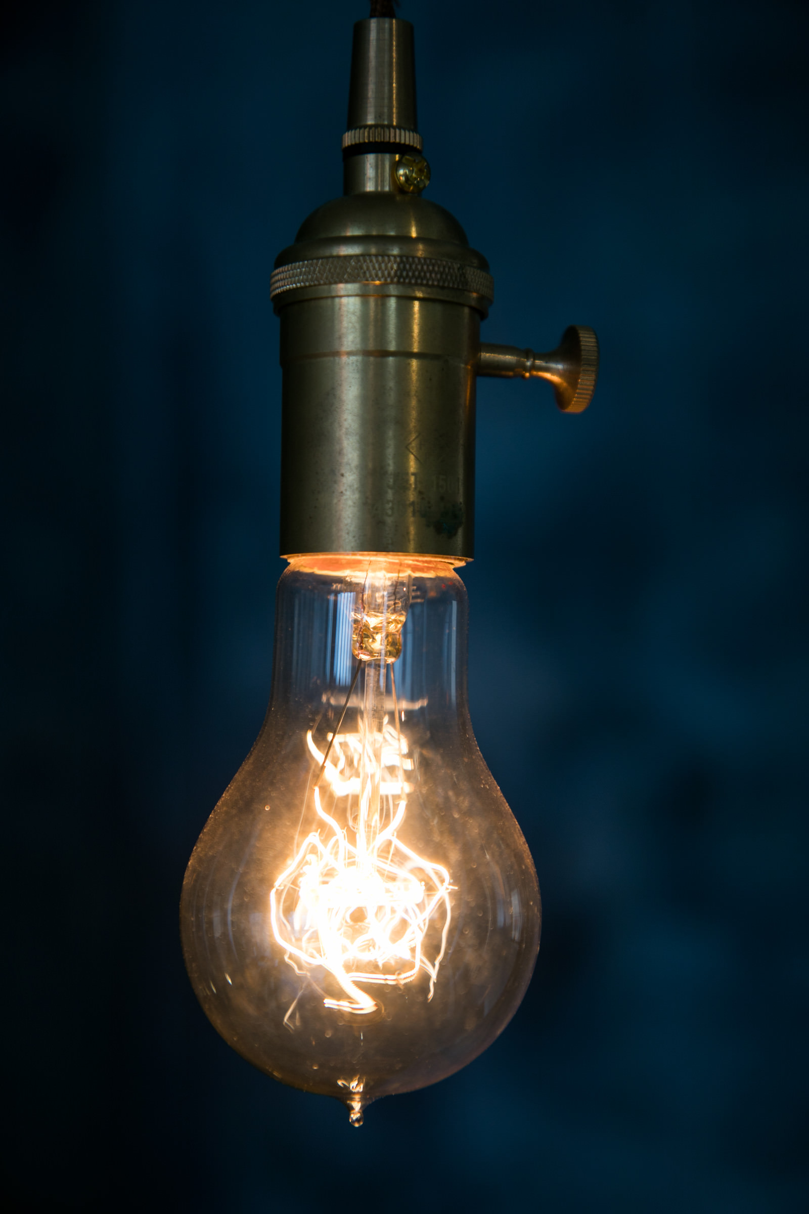 フィラメントタイプのエジソン電球の写真を無料ダウンロード フリー素材 ぱくたそ