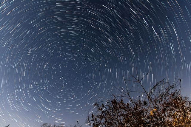 ぐるぐる回る夜空の星の写真を無料ダウンロード フリー素材 ぱくたそ