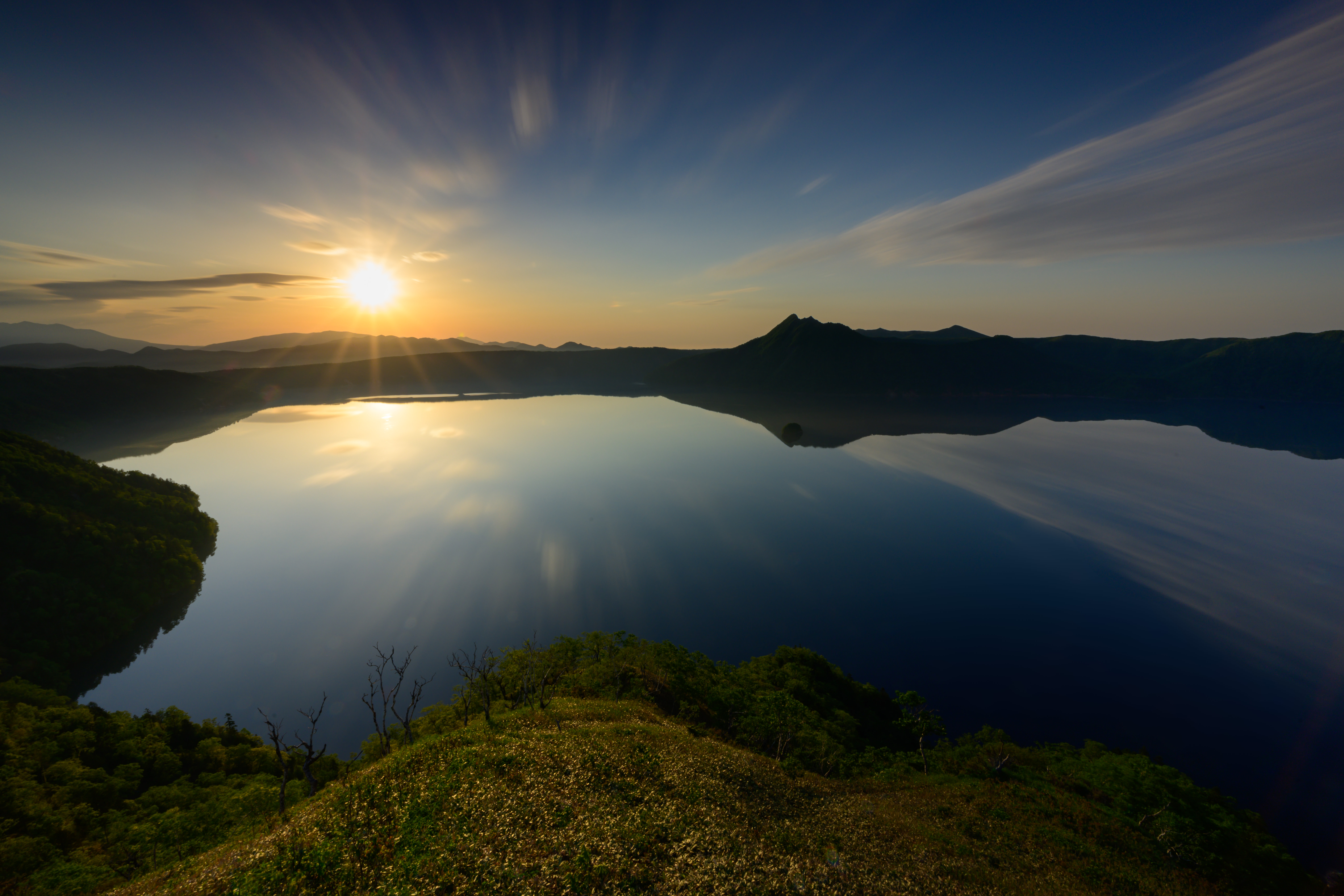 朝日が昇る摩周湖 北海道川上郡弟子屈町 の写真 画像 を無料ダウンロード フリー素材のぱくたそ