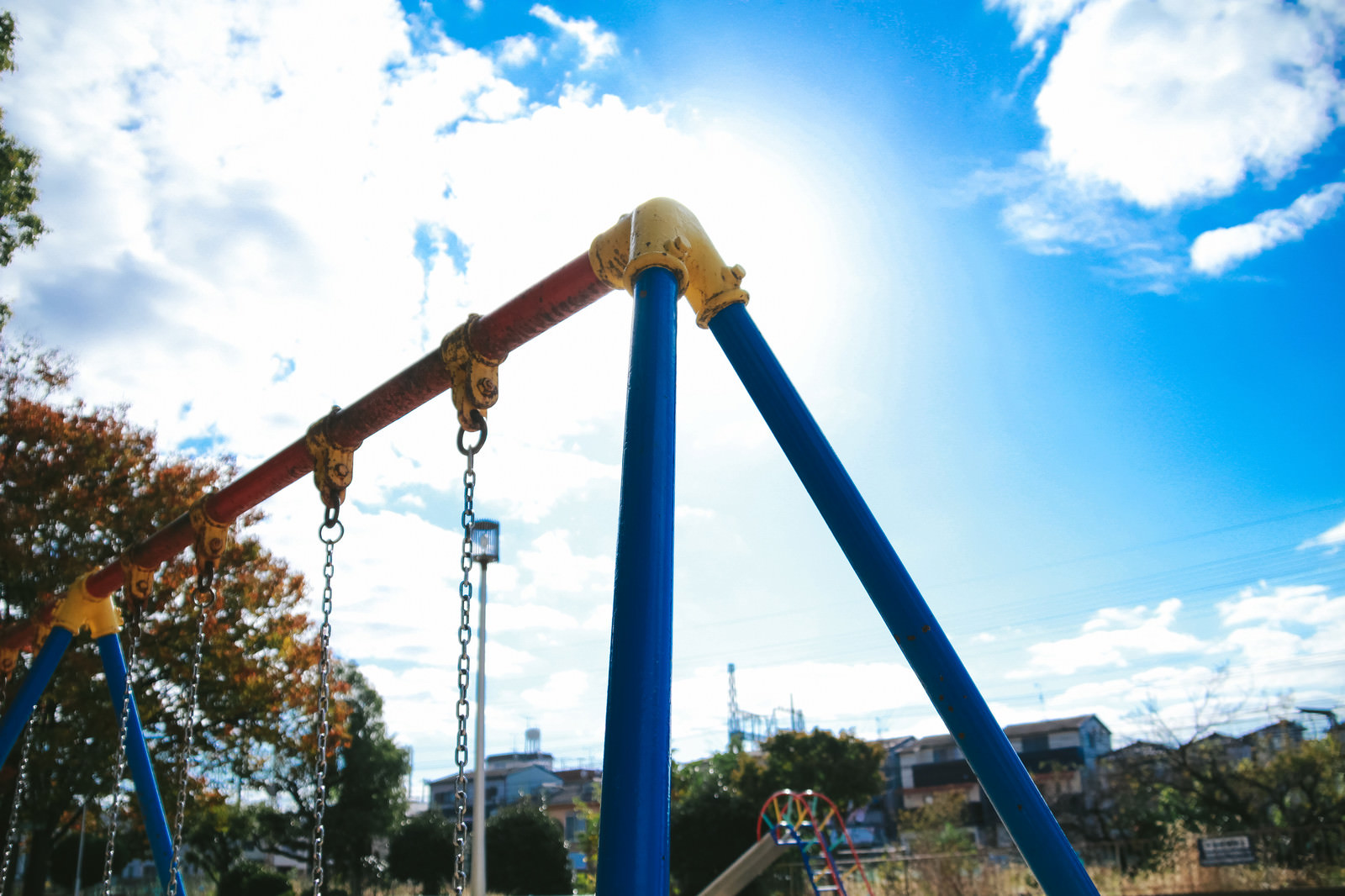 のどかな公園のブランコの写真素材 ぱくたそ