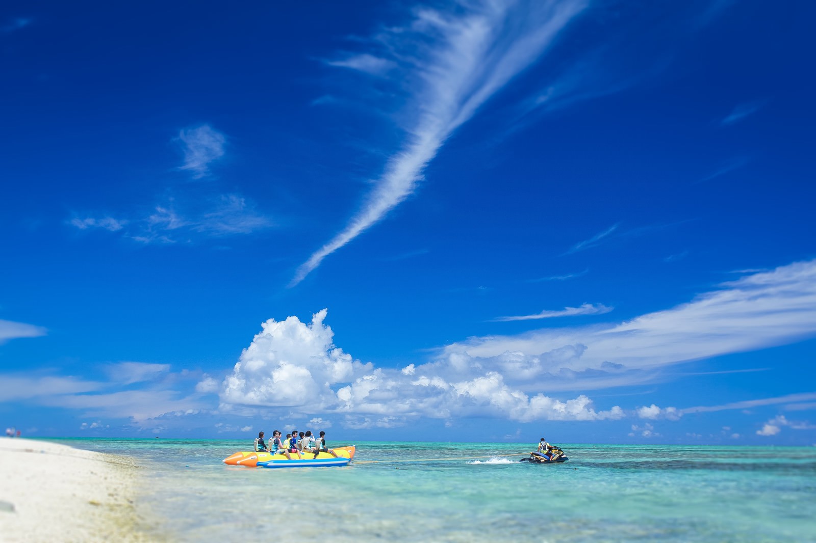 沖縄の海とバナナボートの観光客の無料の写真素材 フリー素材 をダウンロード ぱくたそ