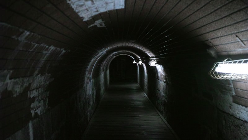 仄暗いトンネルの写真素材 ぱくたそ