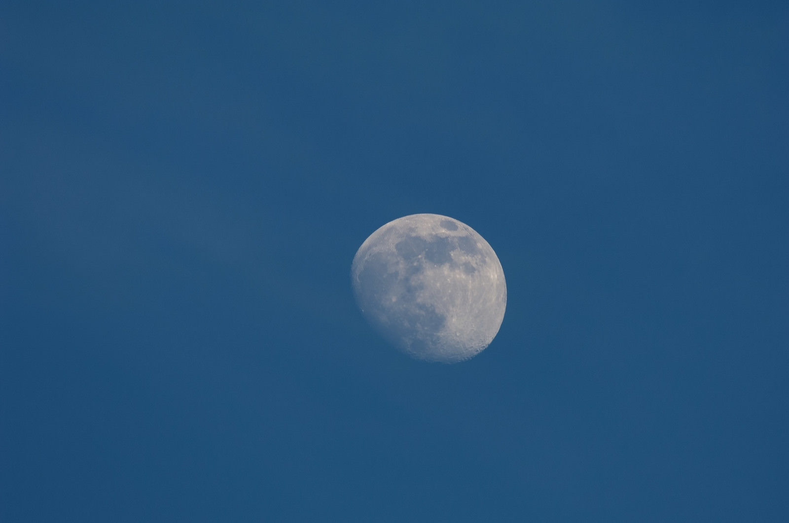 昼間の月 十日夜の月 の写真 画像 フリー素材 ぱくたそ