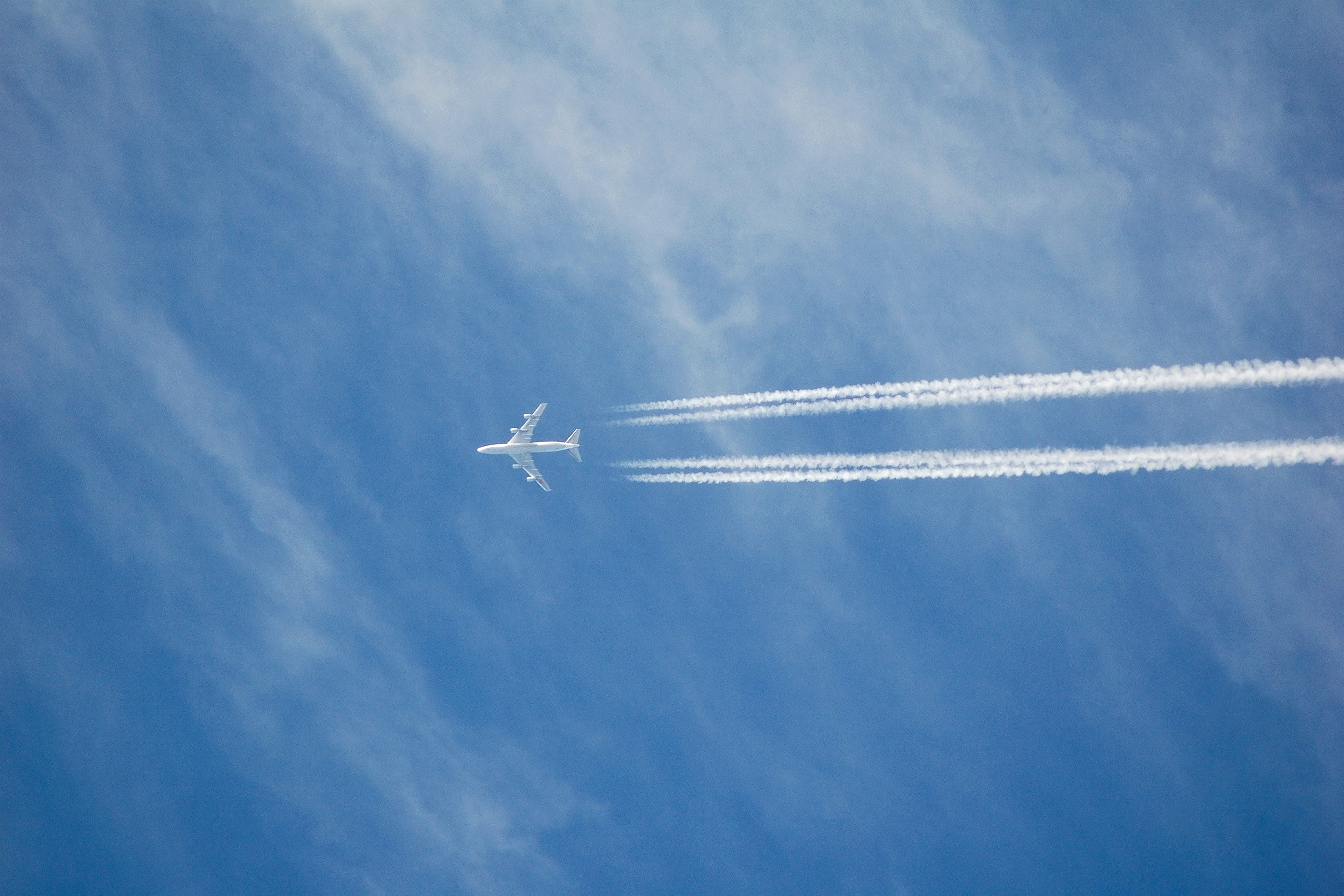 飛行機 雲 フリー 素材