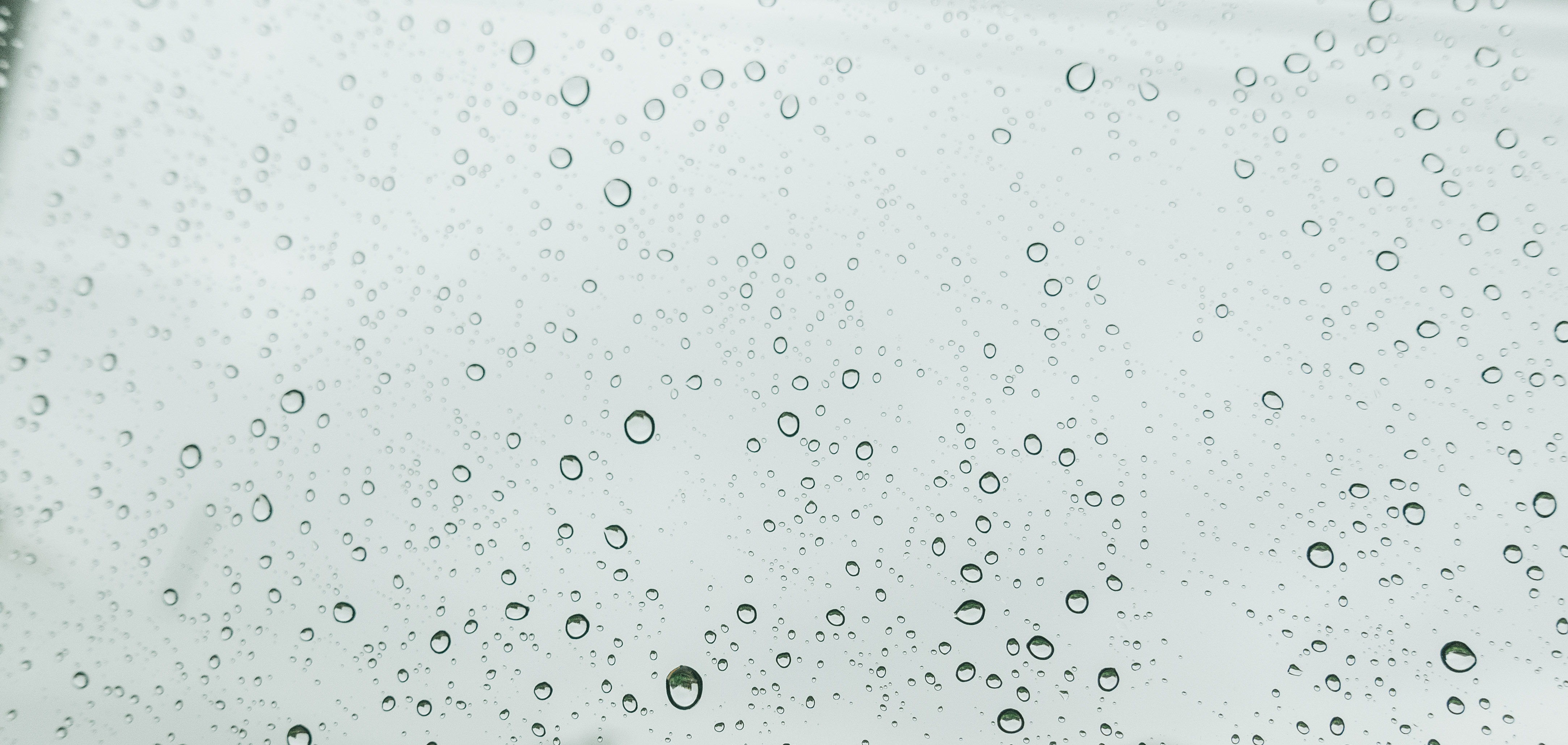 窓ガラスと雨の水滴の写真を無料ダウンロード フリー素材 ぱくたそ