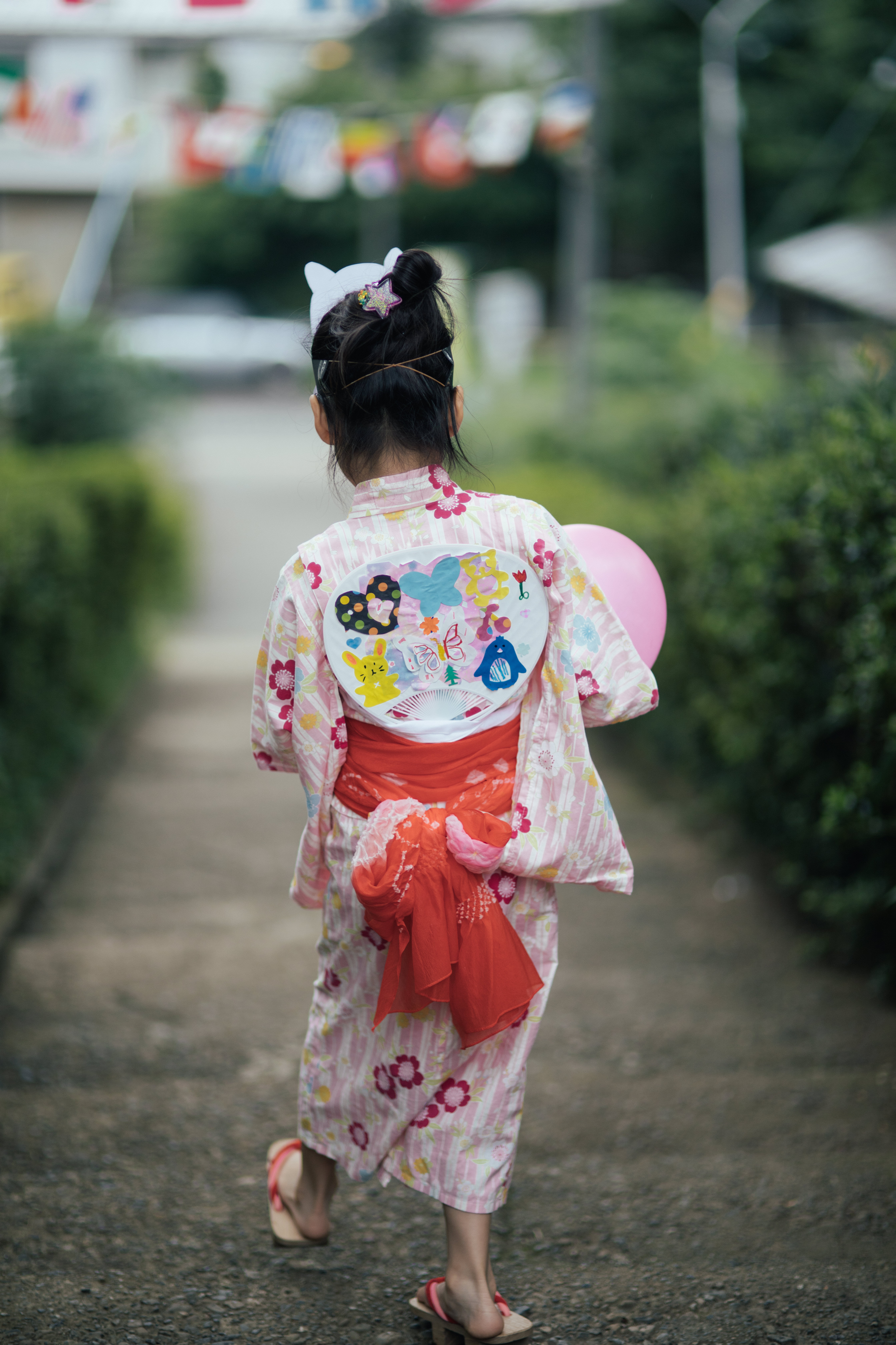 お祭り帰りの浴衣少女の後ろ姿の写真素材 ぱくたそ