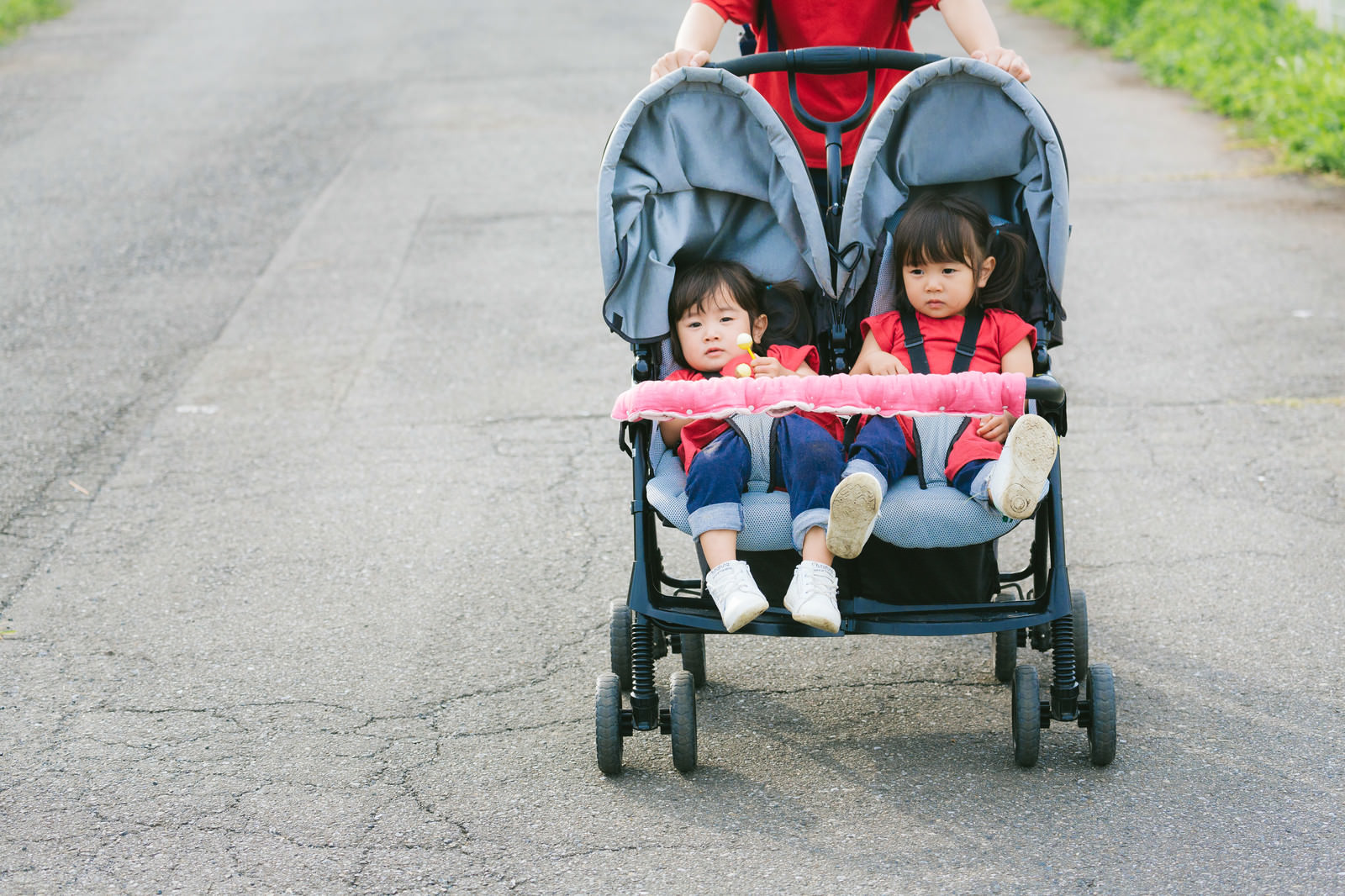 二人乗りベビーカーに乗った双子の姉妹の写真素材 ぱくたそ