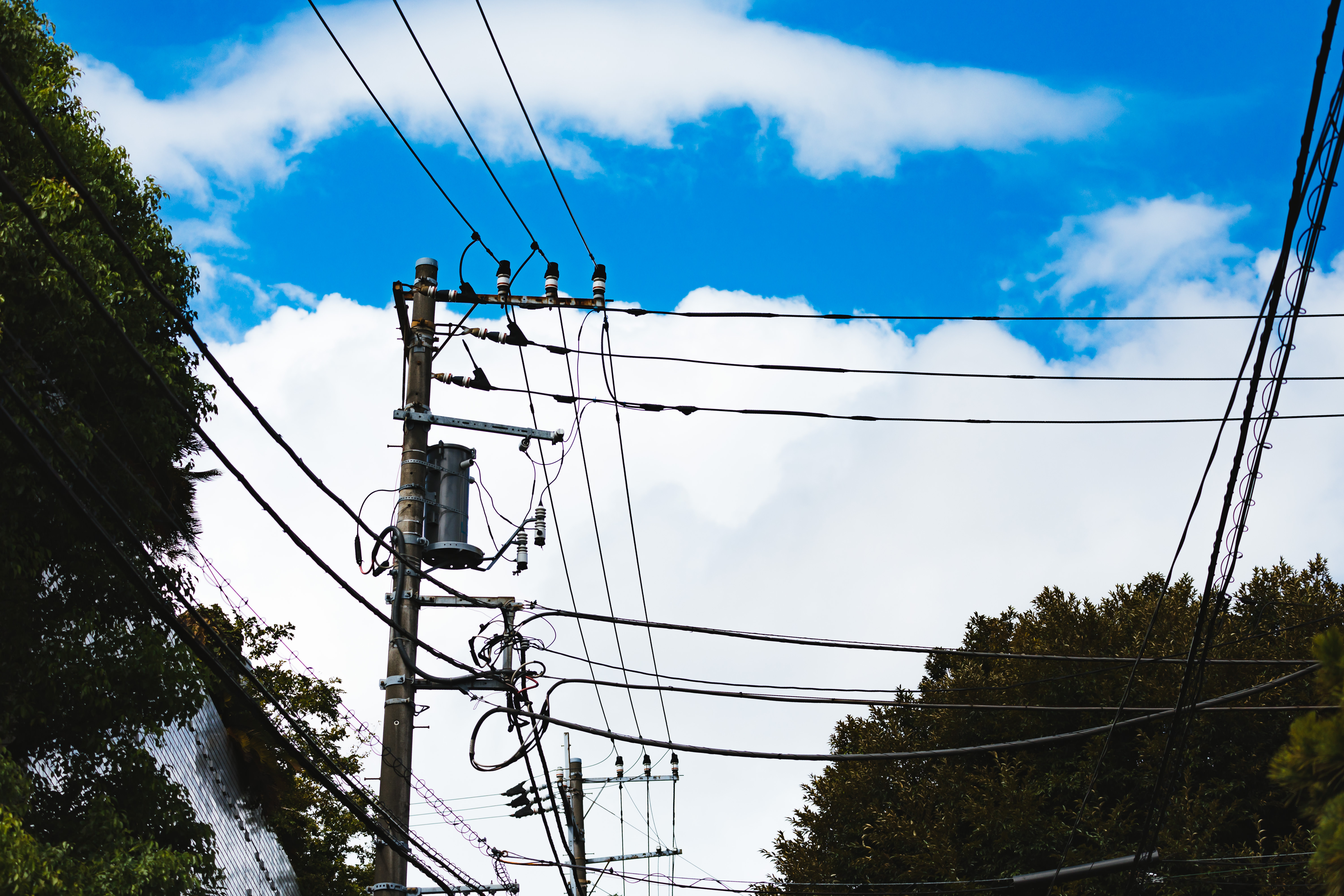 よく晴れた青空と電線と電柱の写真 画像 を無料ダウンロード フリー素材のぱくたそ