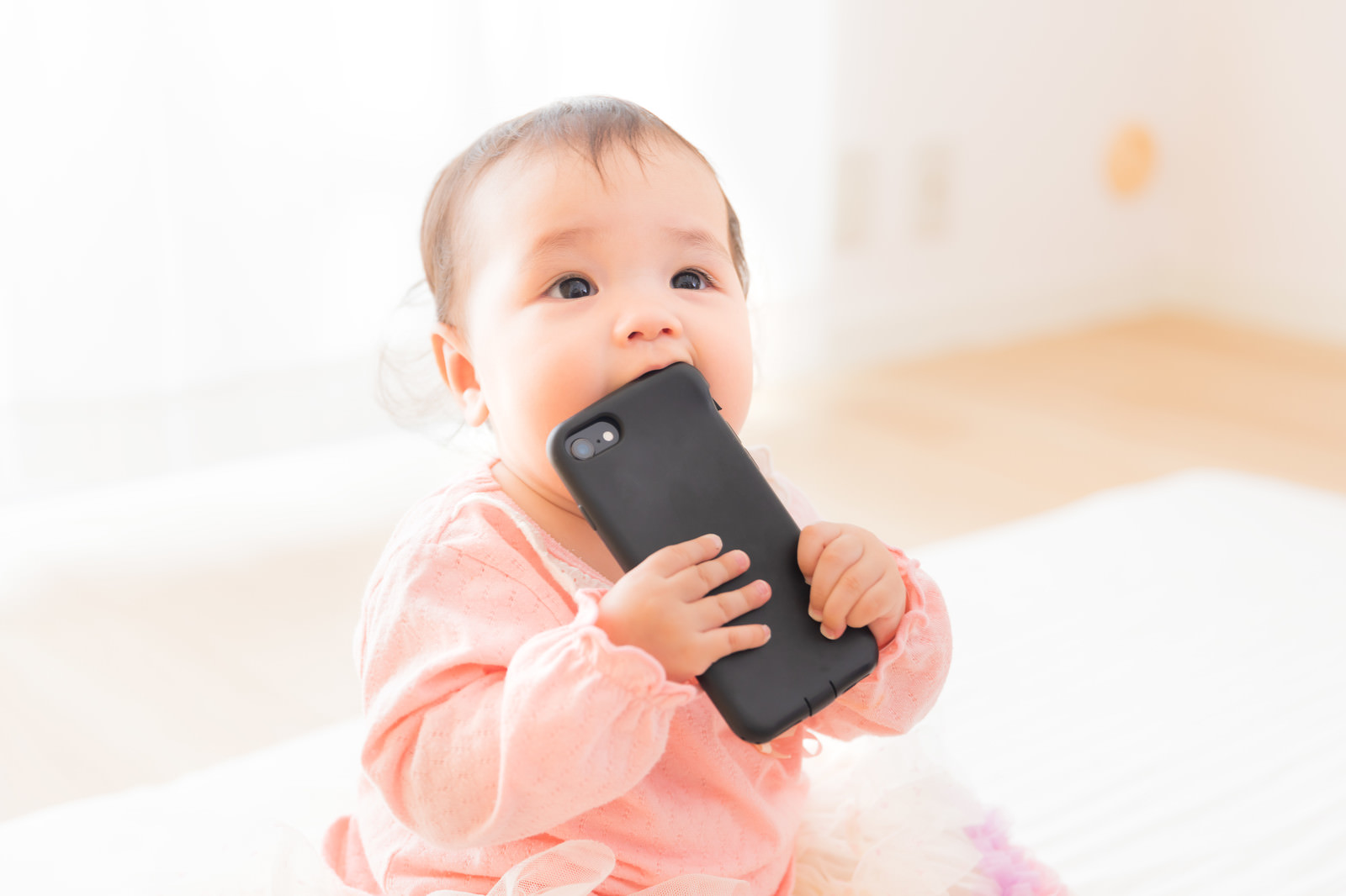 スマートフォンを口に入れてしまう赤ちゃんの写真を無料ダウンロード（フリー素材） ぱくたそ
