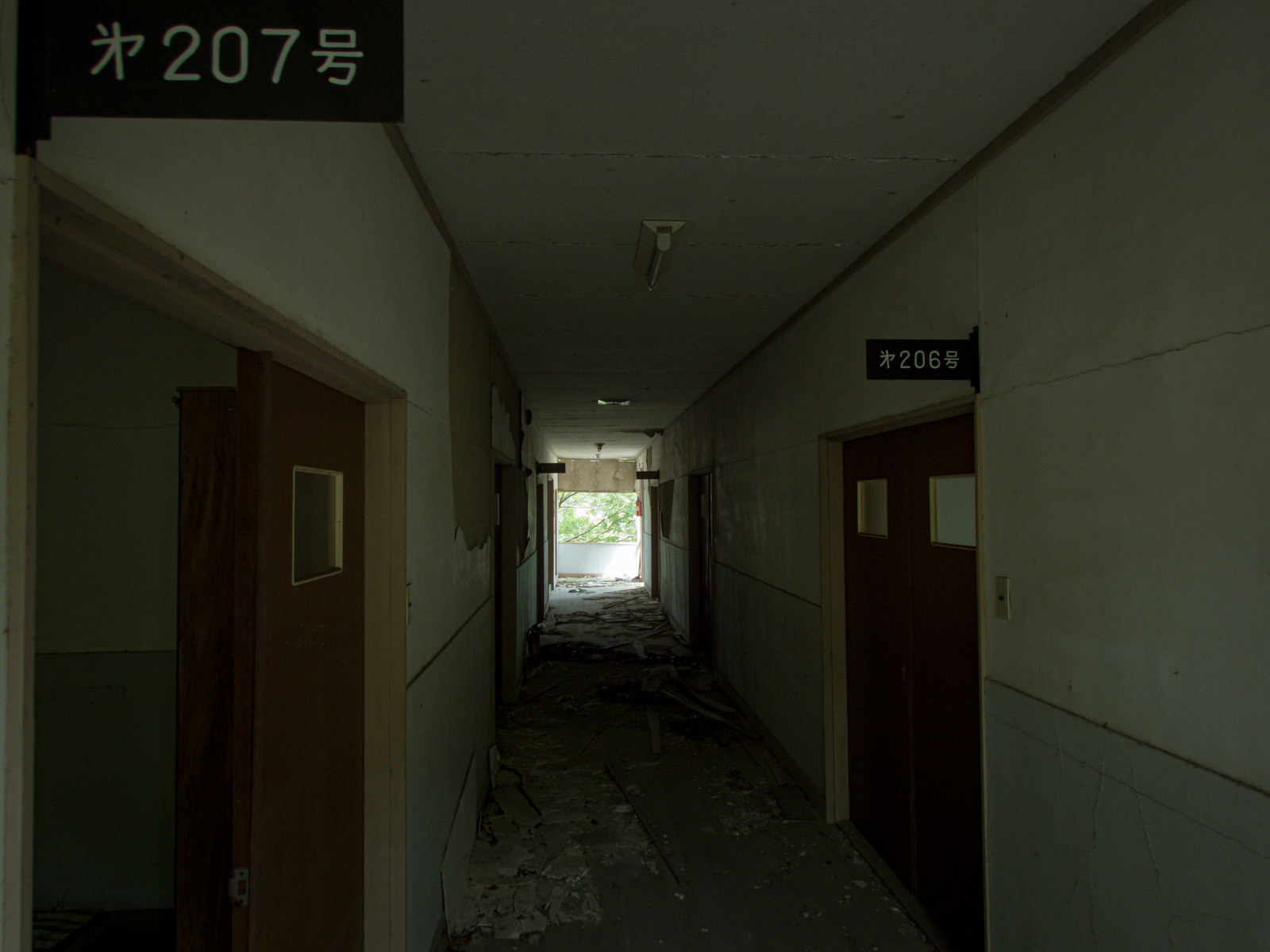 部屋番号が並ぶ不気味な廃墟の廊下の写真 画像 フリー素材 ぱくたそ