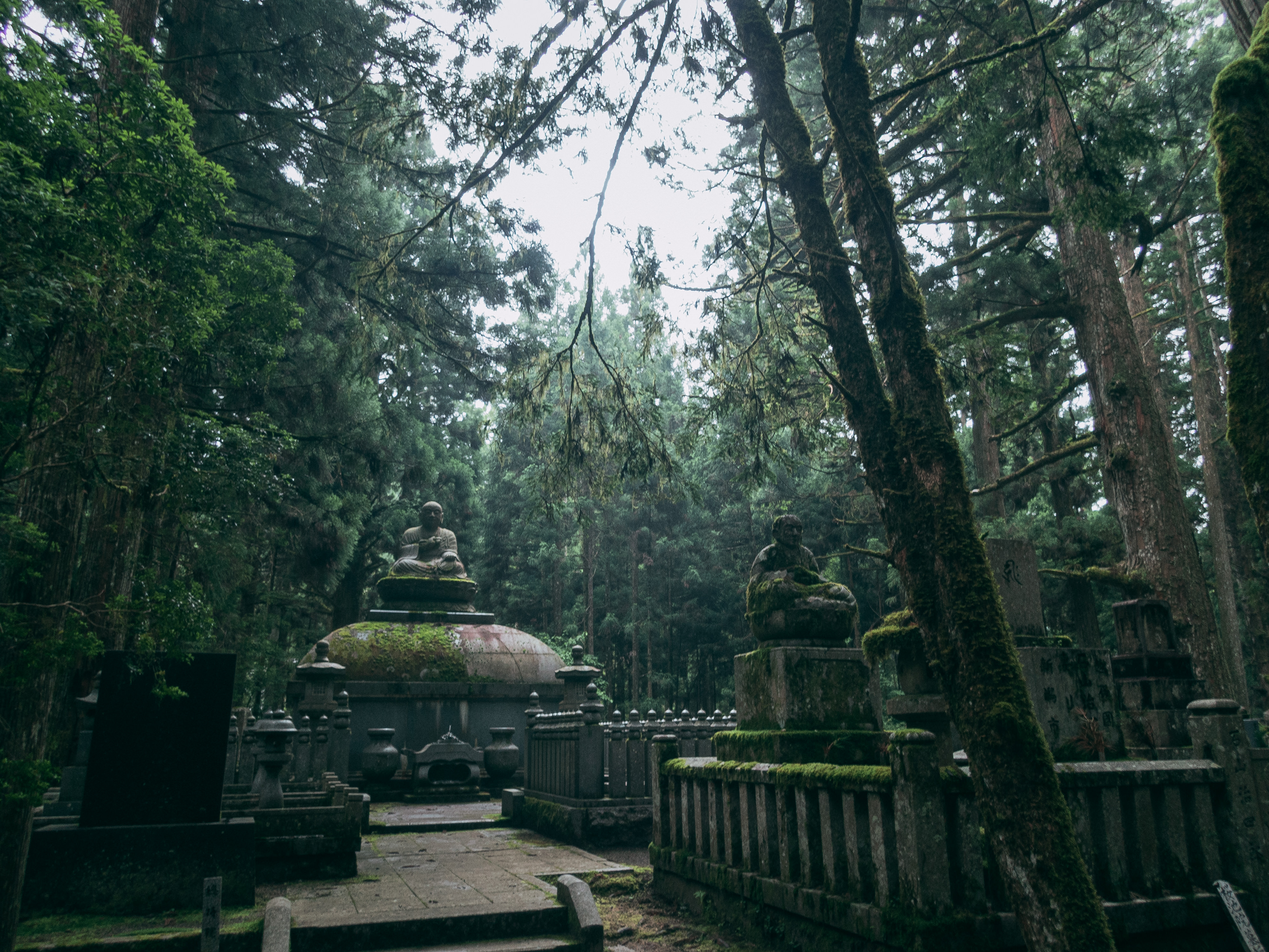 墓地に降り注ぐ光の写真素材 ぱくたそ