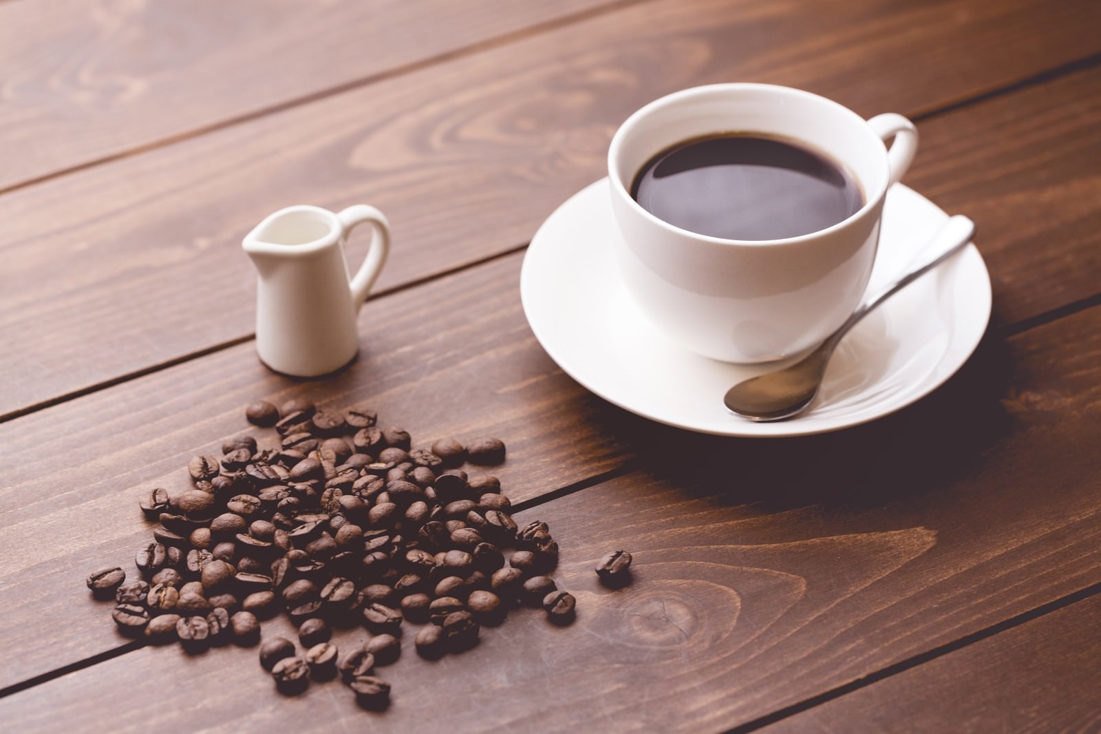 コーヒー豆と淹れたてのコーヒーの写真 画像 フリー素材 ぱくたそ