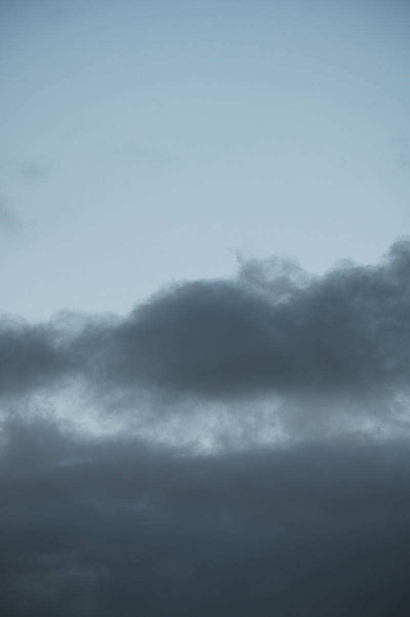 空に浮かぶ黒い雲の写真素材 ぱくたそ