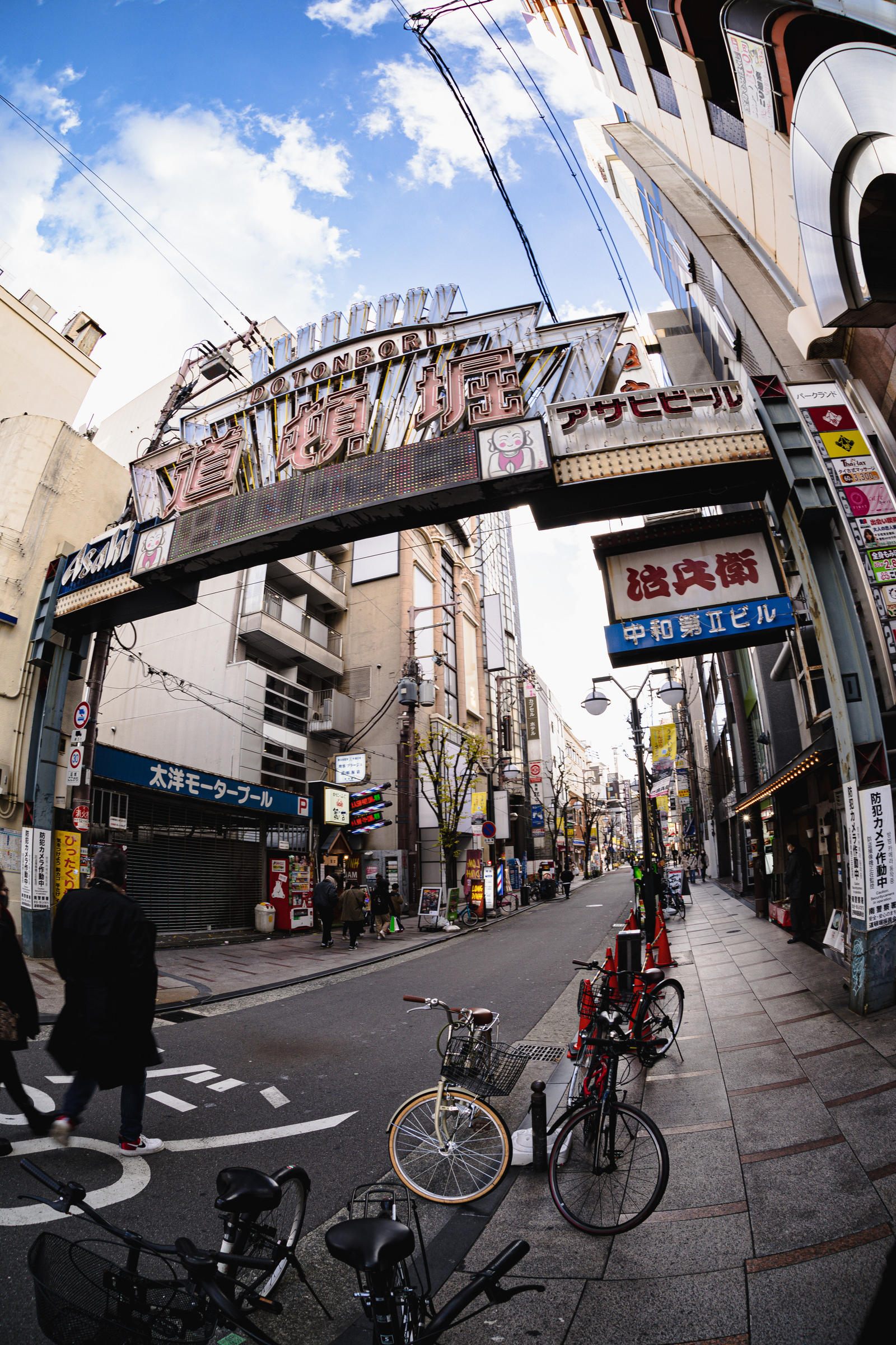 道頓堀の看板と路地の自転車の写真素材 ぱくたそ