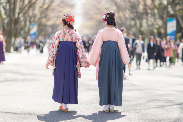 卒業式に2人で手をつなぐ袴女子の後ろ姿の無料の写真素材 フリー素材 をダウンロード ぱくたそ