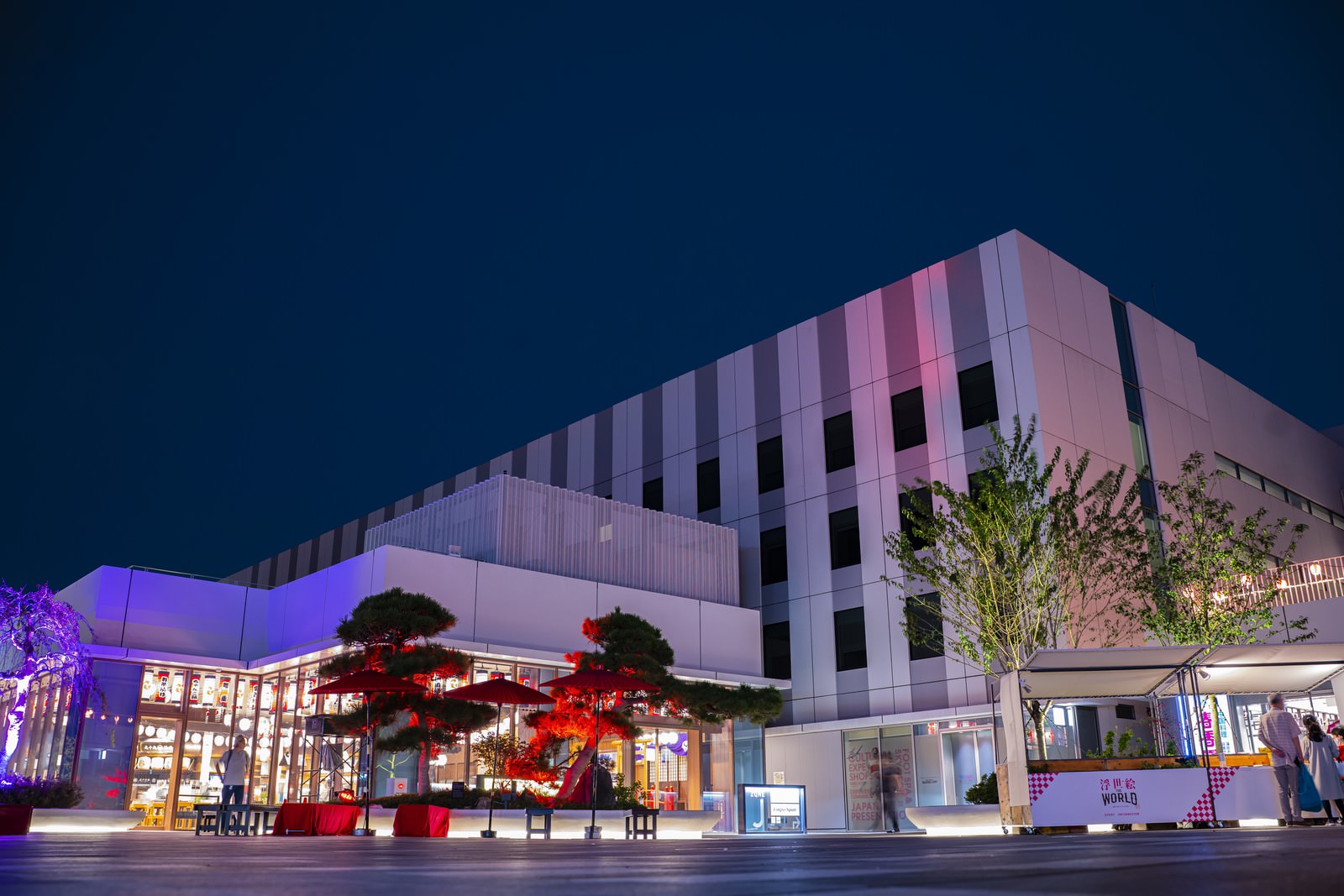 夜の大規模総合施設の外観 羽田イノベーションシティ の写真素材 ぱくたそ