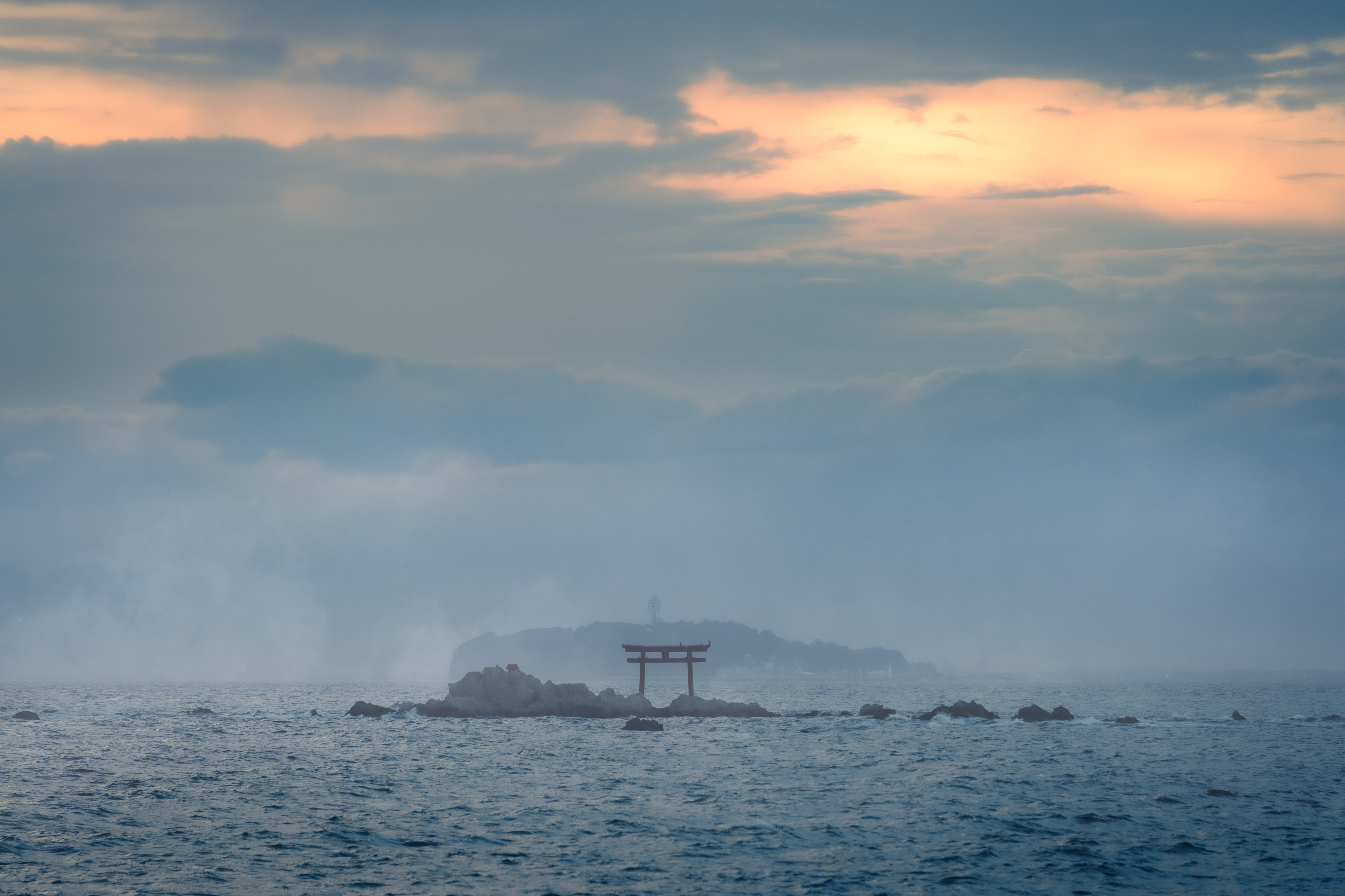 夕暮れの海に浮かぶ鳥居の写真素材 ぱくたそ