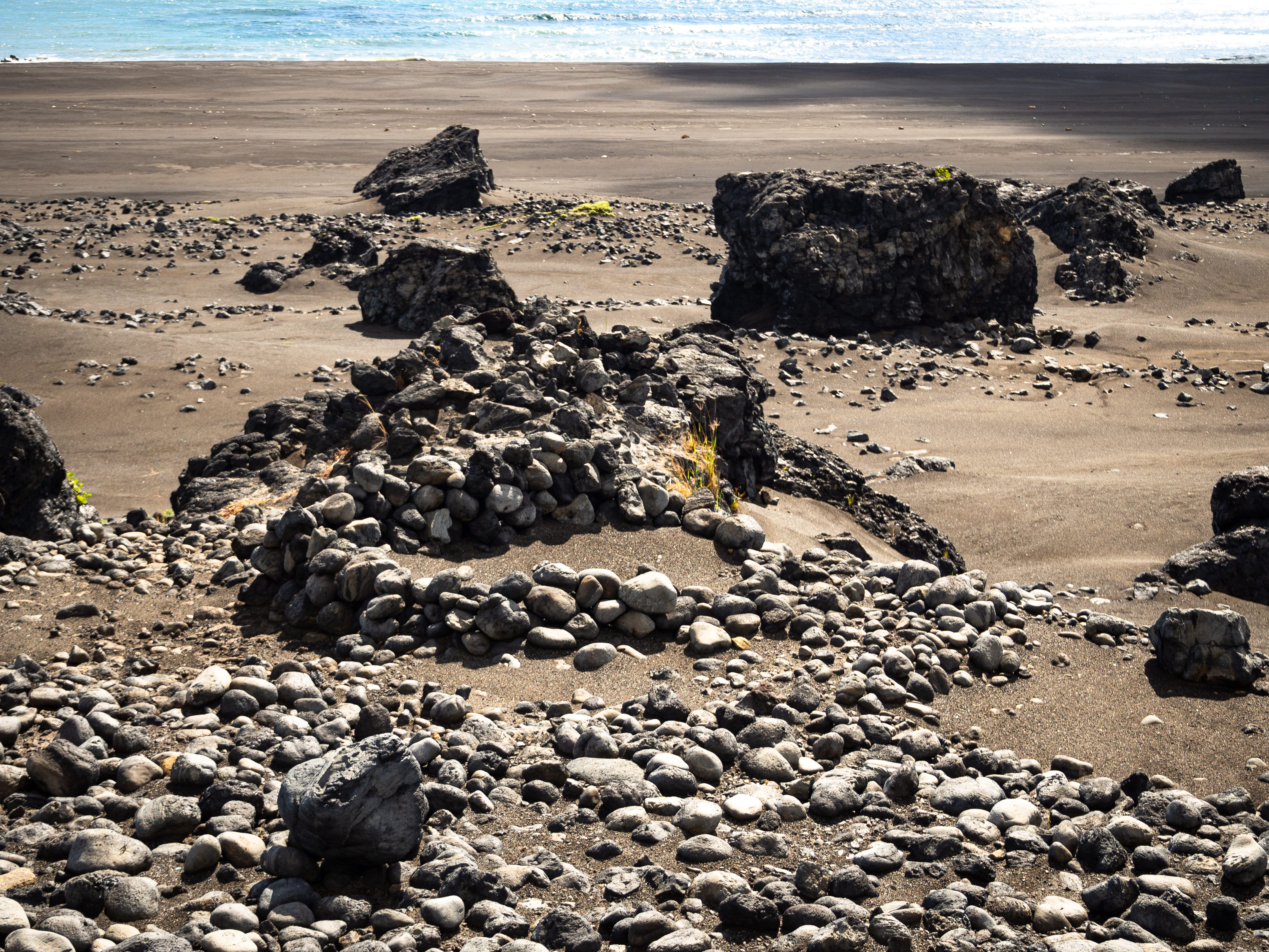 硫黄島の砂浜の上にその姿を残す塹壕跡の写真素材 ぱくたそ