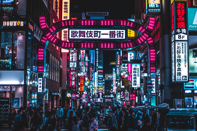 人であふれる歌舞伎町一番街 東京都新宿区 の写真素材 ぱくたそ