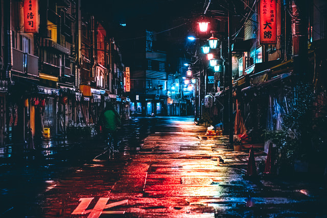 雨上がりの路地裏の夜景の写真 画像 フリー素材 ぱくたそ