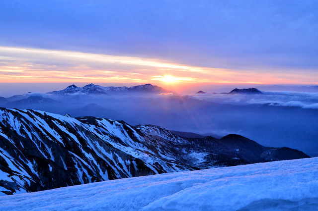 雪山から拝む日の出の写真 画像 フリー素材 ぱくたそ