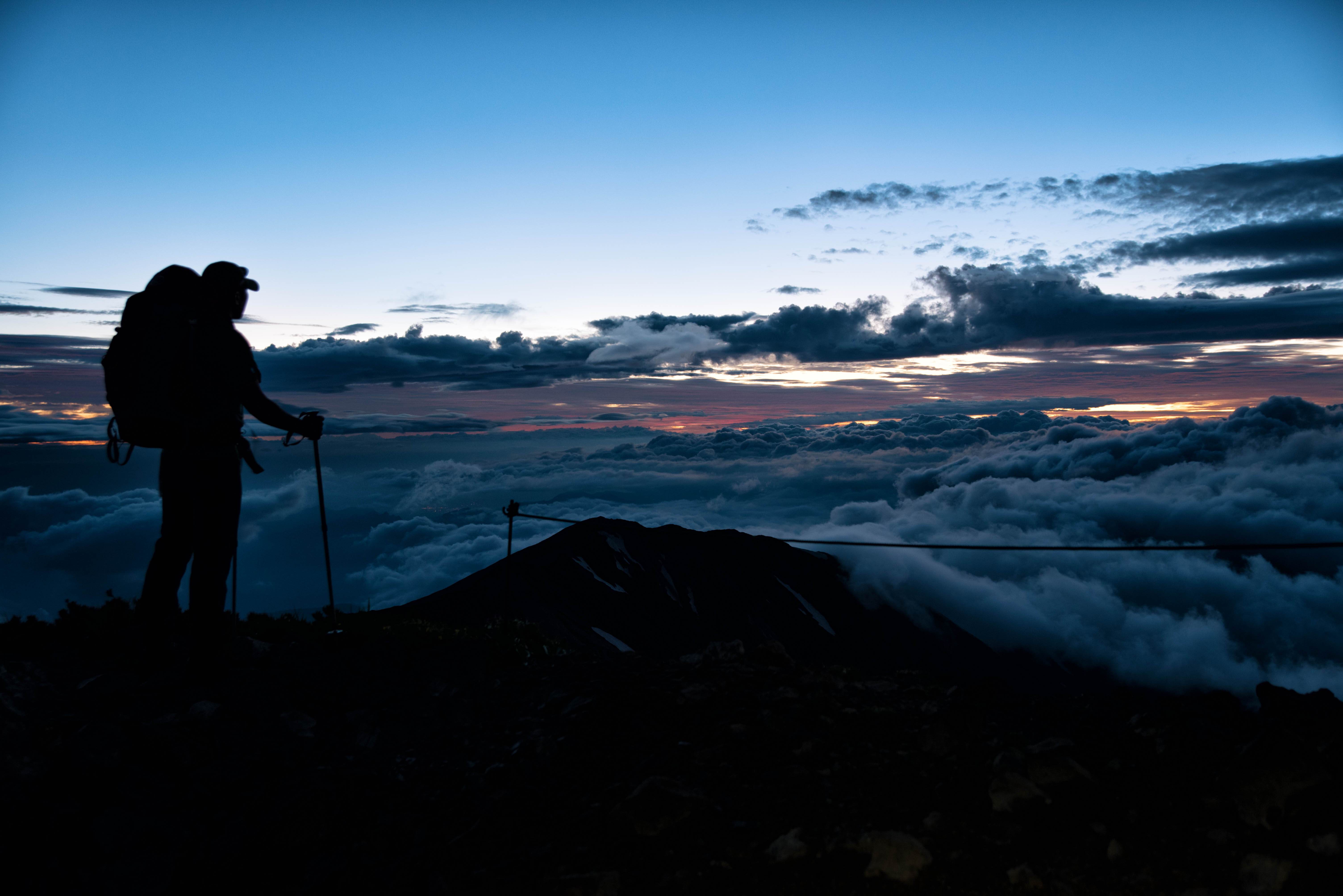 朝日を待つ登山者の写真を無料ダウンロード フリー素材 ぱくたそ