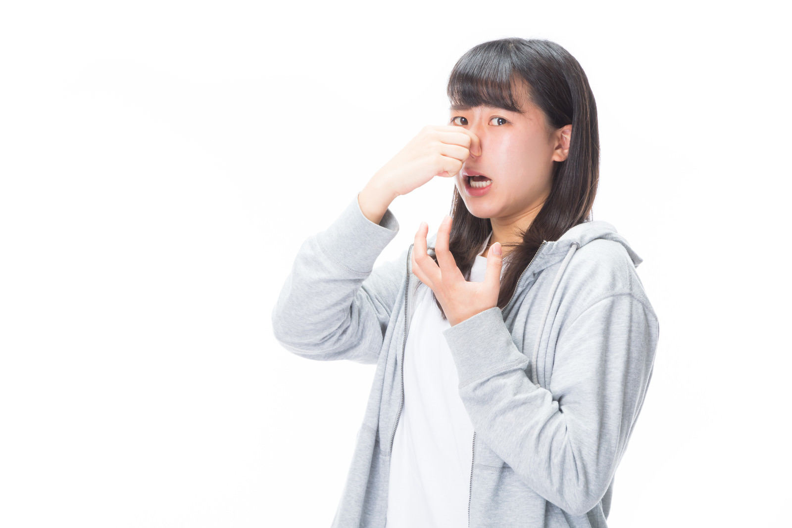「悪臭で息が詰まる女性 | フリー素材のぱくたそ」の写真［モデル：Mizuho］