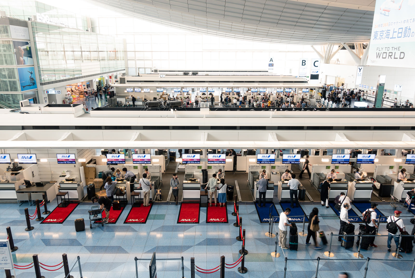 「国際ターミナルの手荷物カウンター（羽田空港） | フリー素材のぱくたそ」の写真