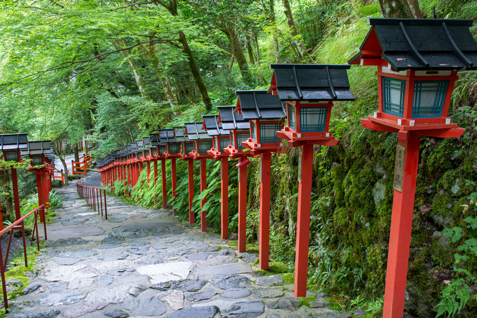 貴船神社の綺麗に並んだ美しい赤い灯篭 京都 の写真を無料ダウンロード フリー素材 ぱくたそ