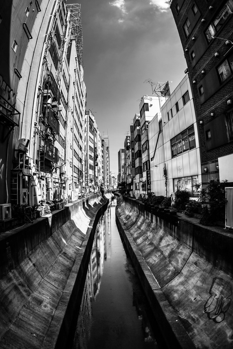「渋谷川（モノクロ） | フリー素材のぱくたそ」の写真
