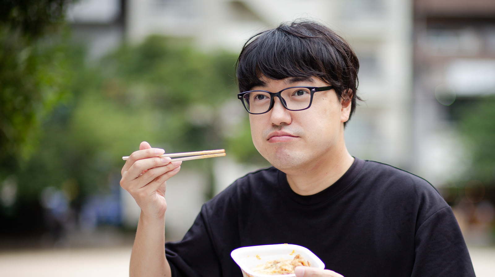 公園で牛丼を食べるチーズ男子の写真を無料ダウンロード フリー素材 ぱくたそ