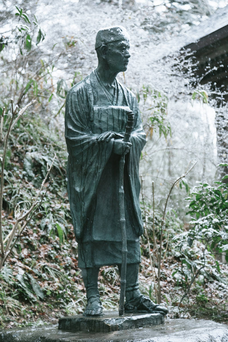 雪をかぶった松尾芭蕉像 中尊寺 無料の写真素材はフリー素材のぱくたそ