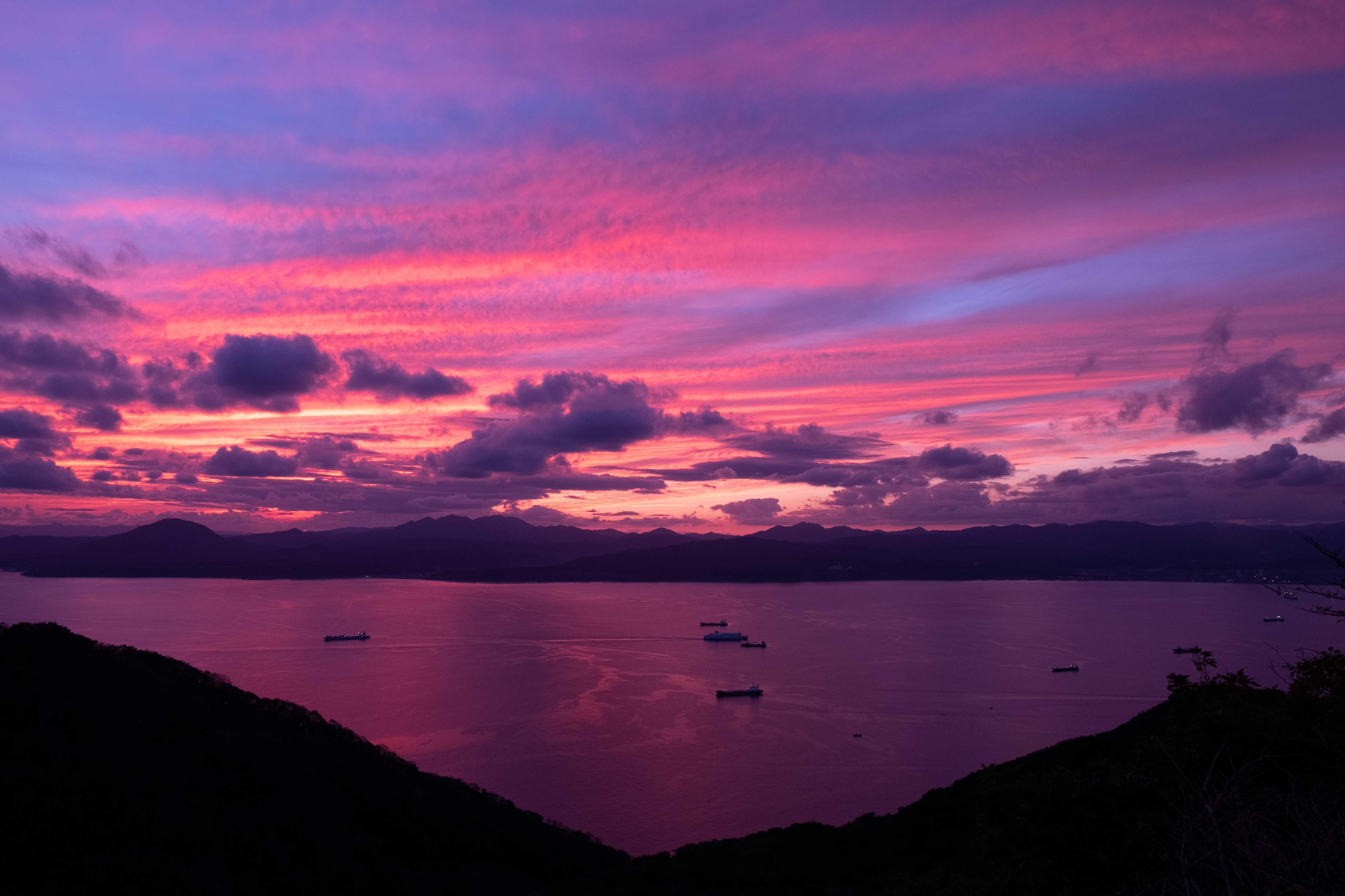 紫の夕暮れと湖の写真を無料ダウンロード フリー素材 ぱくたそ