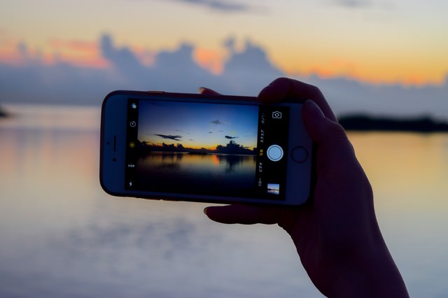 スマホで夕暮れ時の海を撮影の写真を無料ダウンロード フリー素材 ぱくたそ