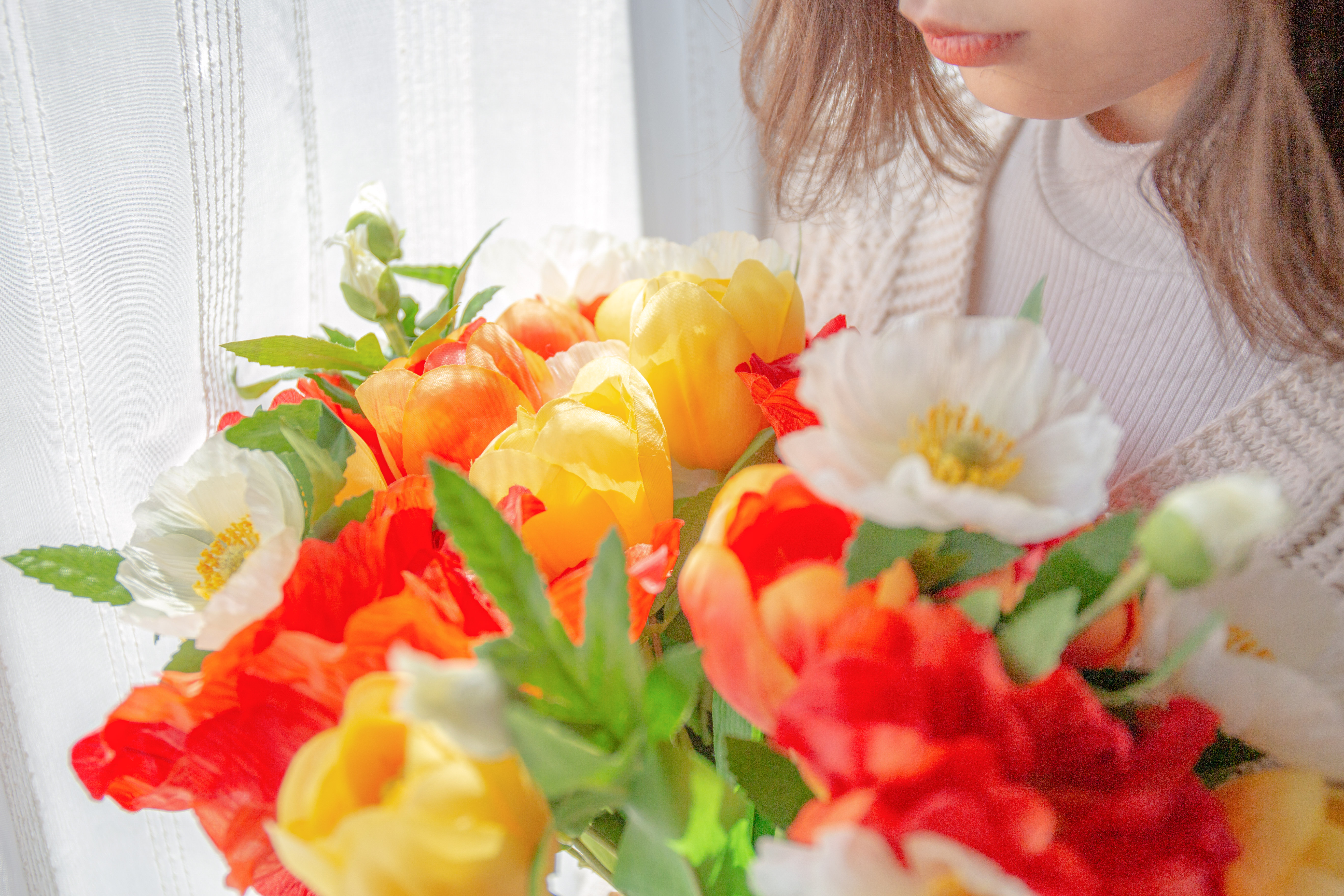 花束を持つ女性の写真素材 ぱくたそ