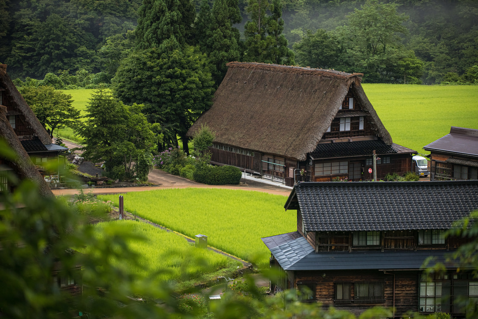 懐かしい昭和の田舎を堪能できる菅沼の合掌造り集落の写真素材 ぱくたそ