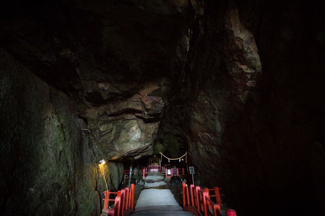 洞窟深くにある祇園神社 日南市 の写真 画像 フリー素材 ぱくたそ