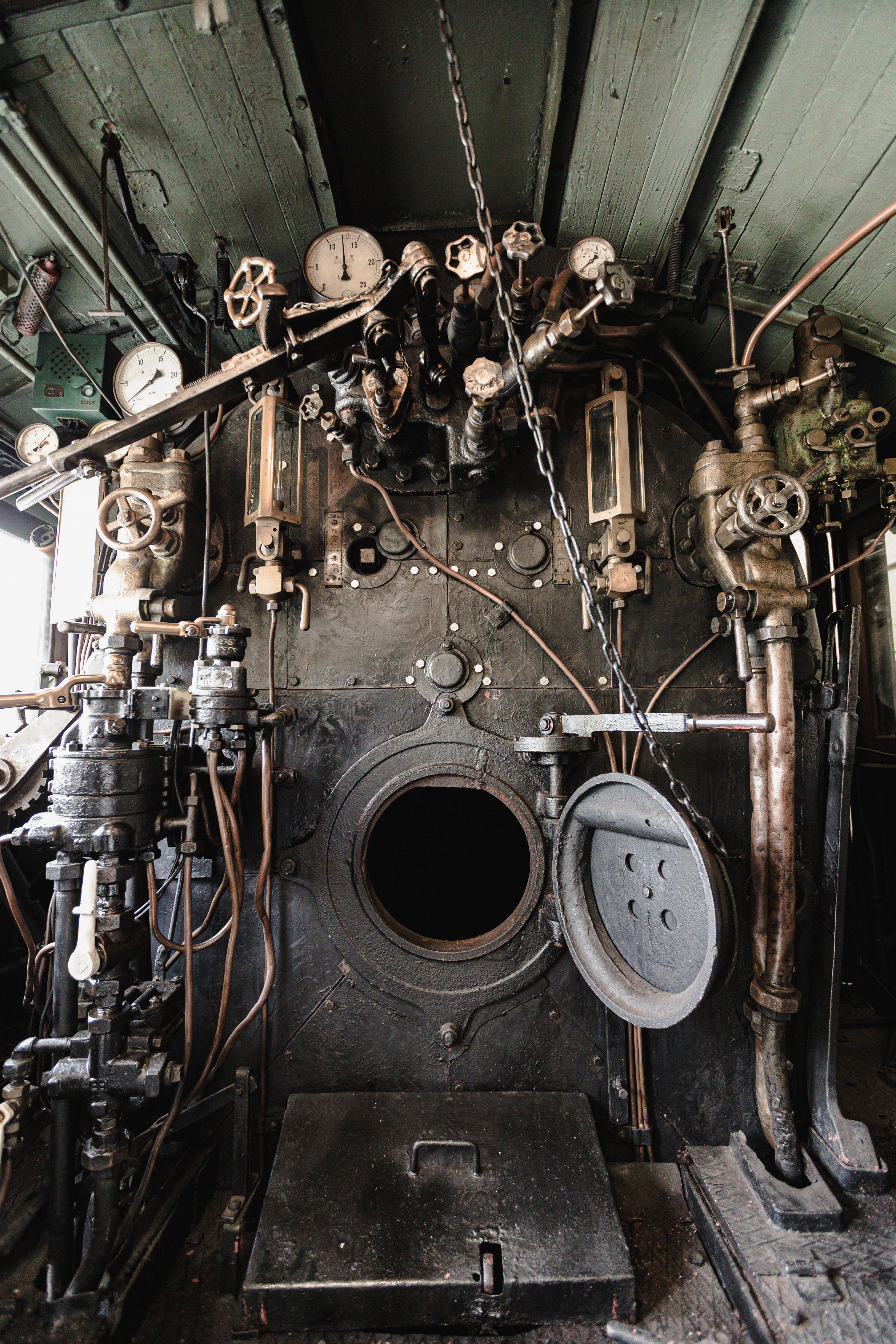 各種レバーや計器類などがびっしりと並ぶ蒸気機関車 9600形号機の機関室内の写真素材 ぱくたそ