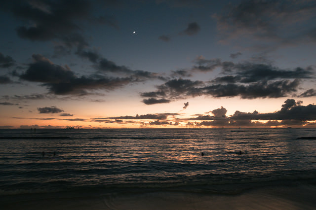 日が沈む海に夕焼けの写真を無料ダウンロード フリー素材 ぱくたそ