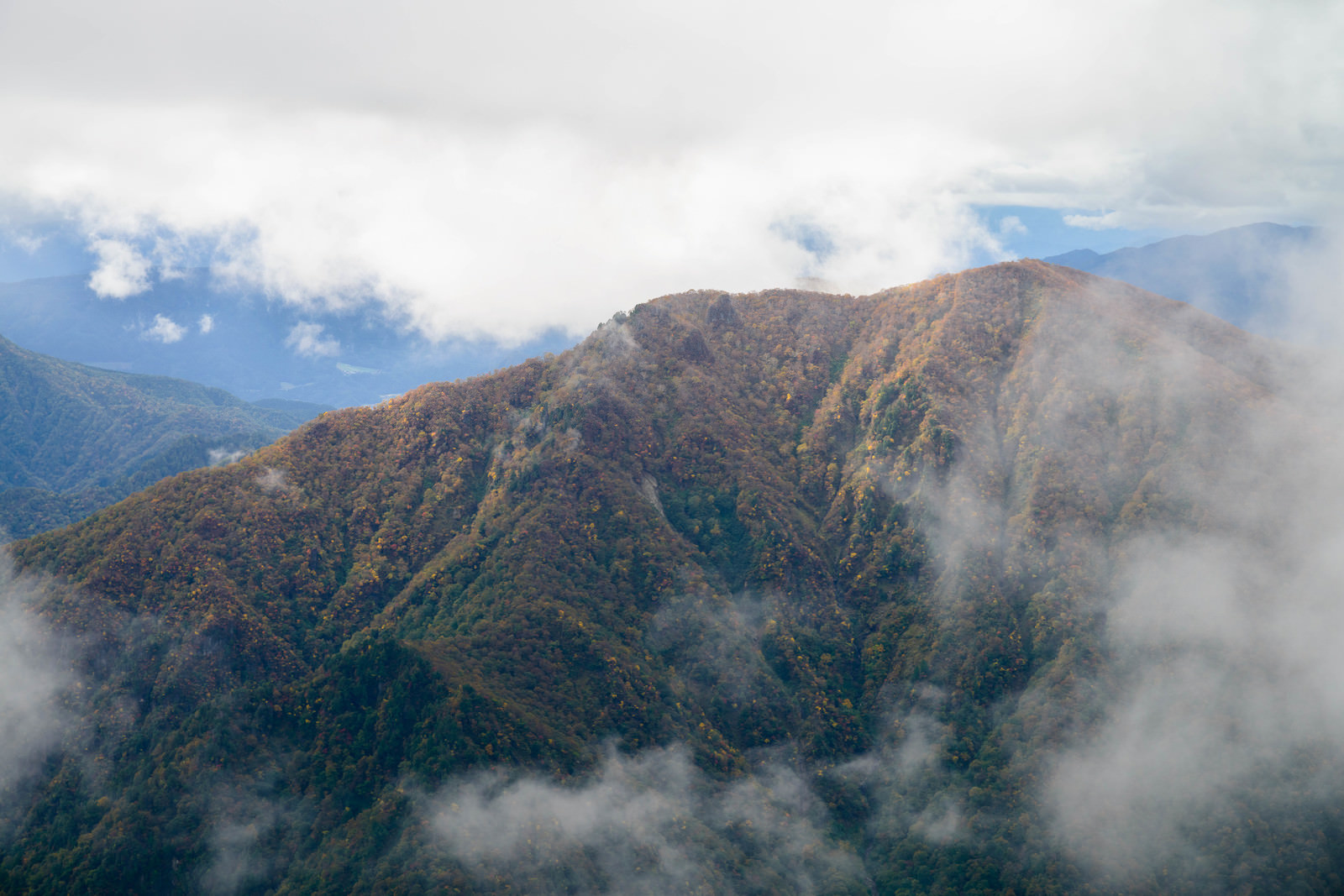 雲がかかる谷川連峰の秋の写真 画像 を無料ダウンロード フリー素材のぱくたそ