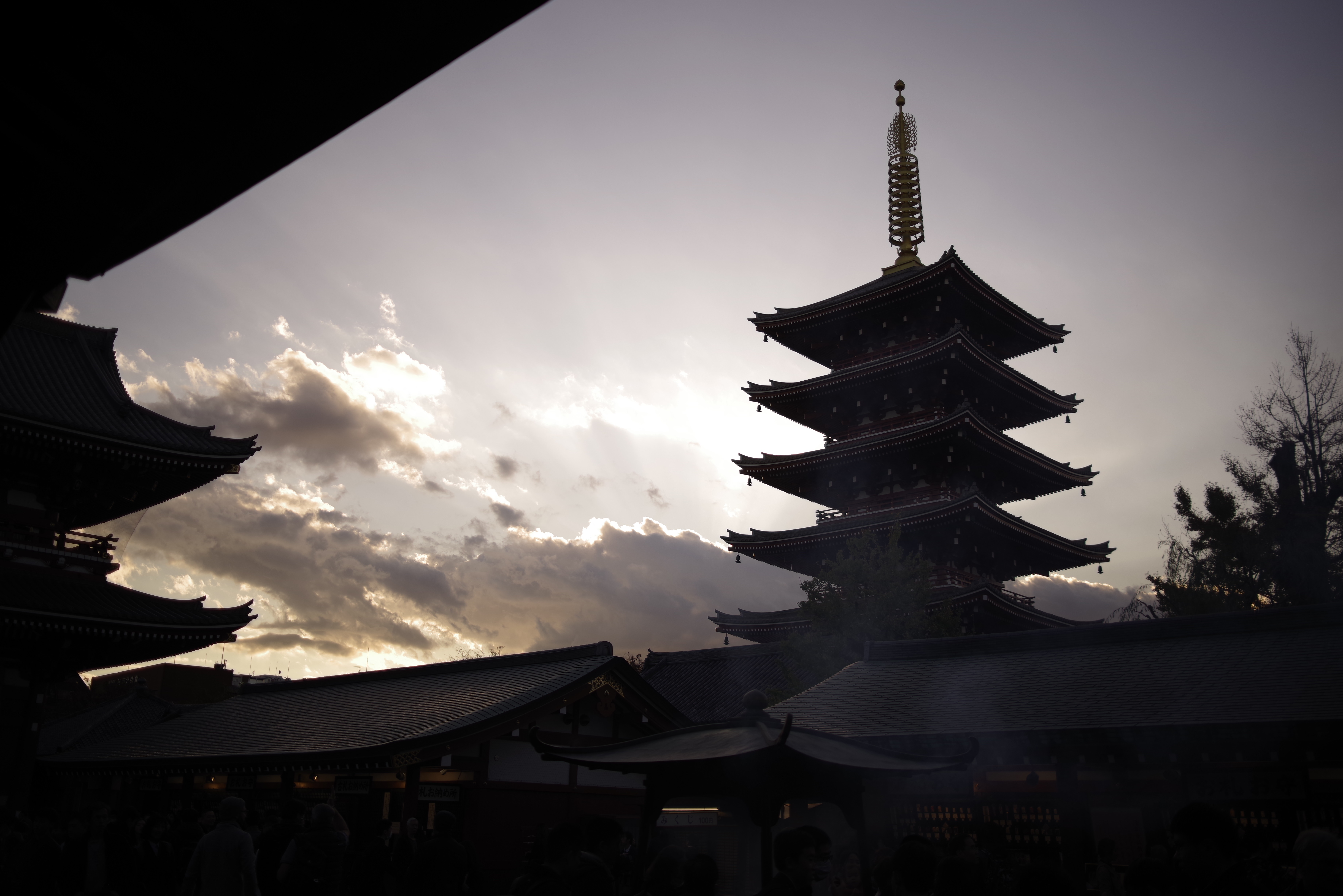 日没と浅草寺の五重塔のシルエットの写真を無料ダウンロード フリー素材 ぱくたそ